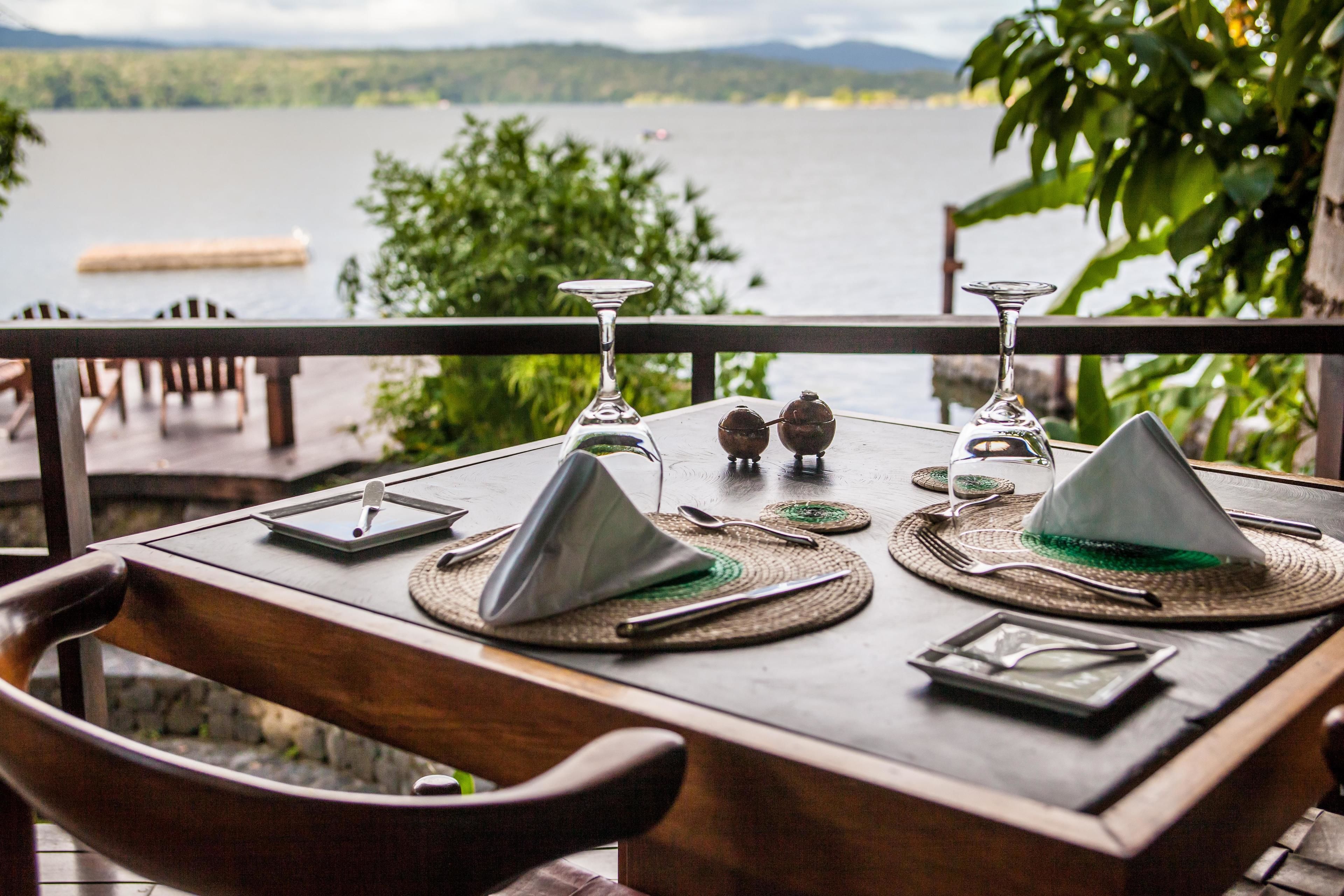 Petit déjeuner, déjeuner et dîner servis sur place