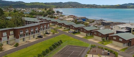 Am Strand, weißer Sandstrand, Strandtücher