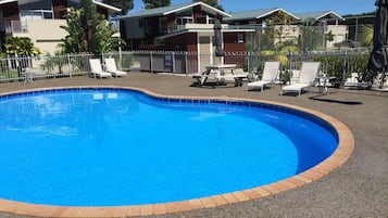 Piscine extérieure, parasols de plage, chaises longues