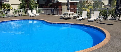 Piscine extérieure, parasols de plage, chaises longues