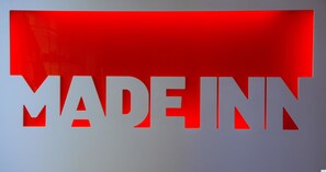 A sign with the text "MADE INN". - Hotel Made Inn (Portimão)