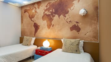 Zimmersafe, individuell dekoriert, Schreibtisch, Verdunkelungsvorhänge