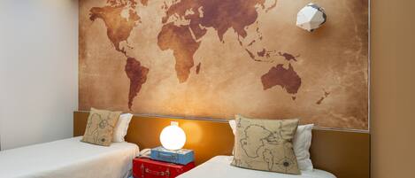 خزنة داخل الغرفة وبديكورات فريدة لكل غرفة ومكتب وستائر تعتيم