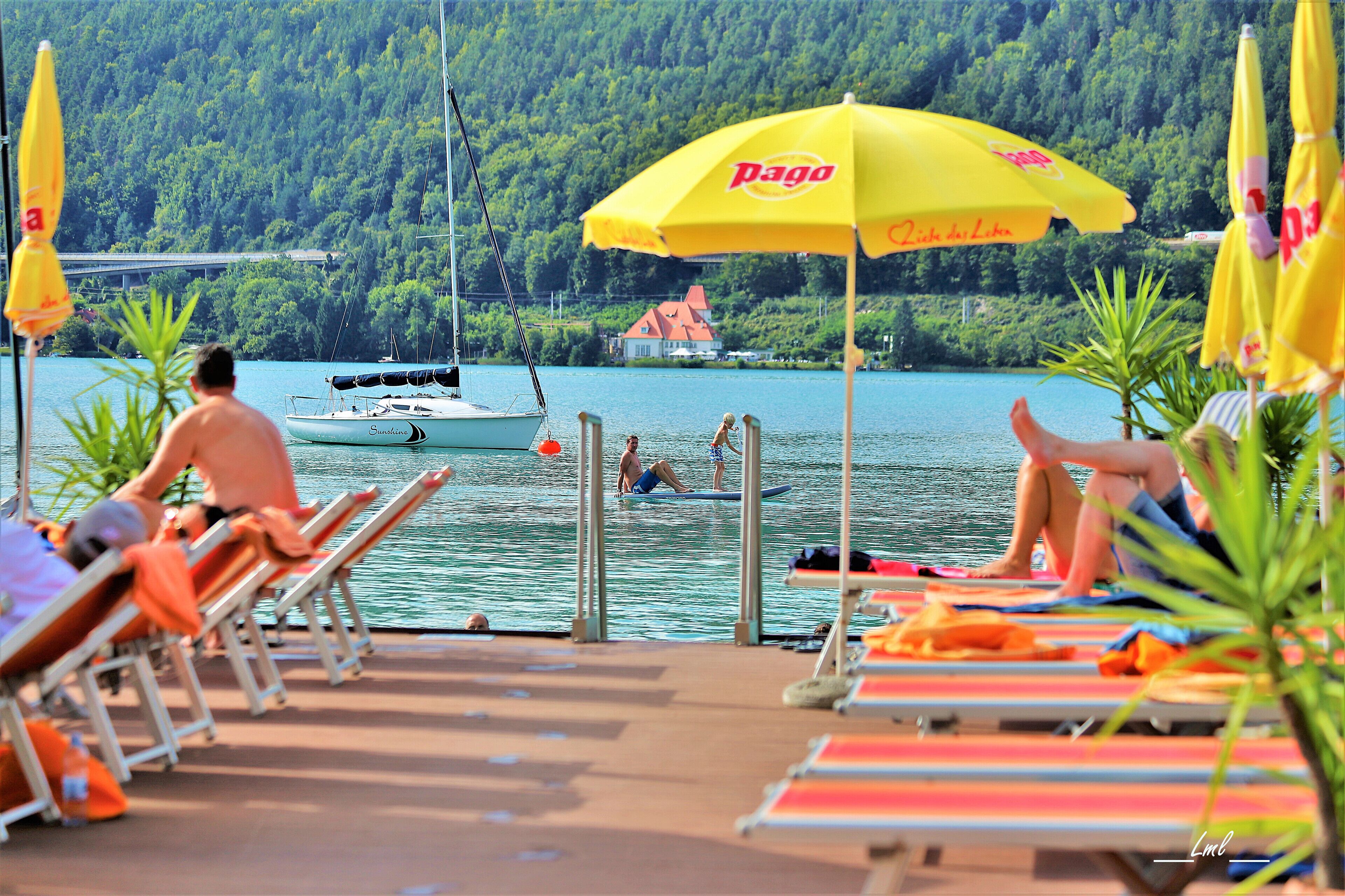 Parasols, serviettes de plage, ski nautique, yoga sur la plage
