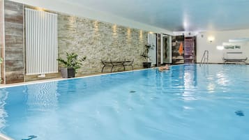 Piscine couverte, accÚs possible de 08 h 00 à 20 h 00, chaises longues