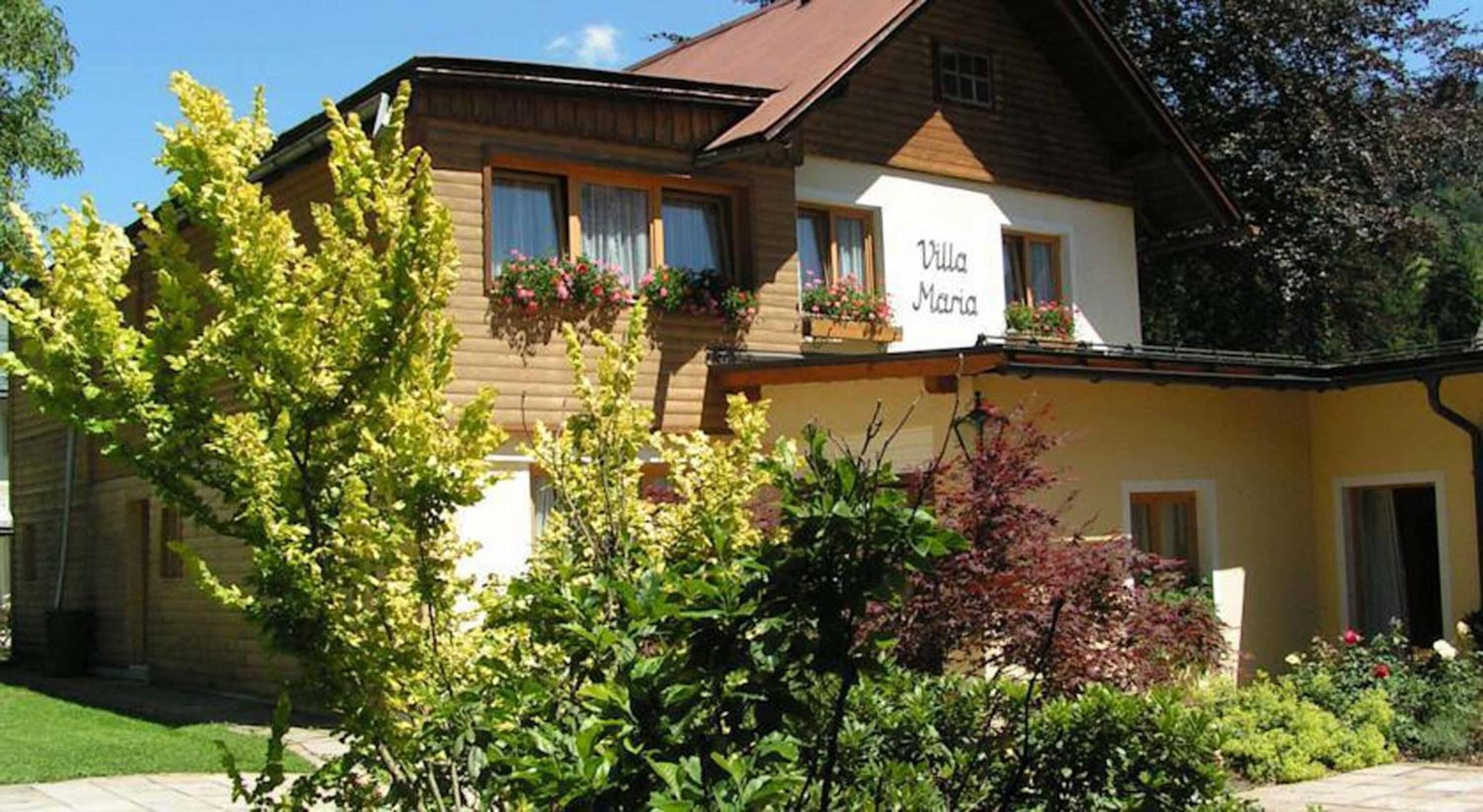 En tvåvåningsbyggnad med en skylt som visar texten ”Villa Maria”.