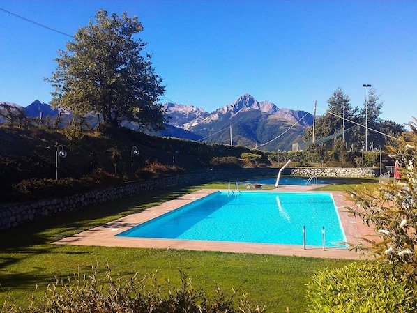 2 outdoor pools, open 8:00 AM to 7:00 PM, pool umbrellas, pool loungers