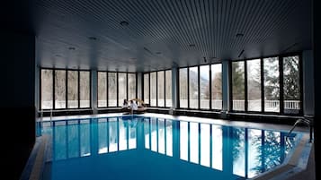 Una piscina cubierta