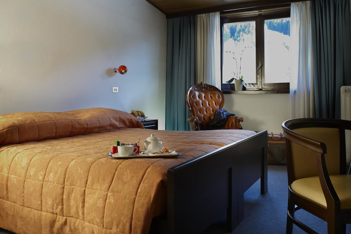 Classic Double Room, 1 Bedroom, Mountain View | In-room safe, desk, free cots/infant beds, free WiFi