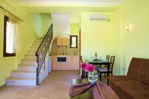Villa (Primarossa) | Cocina privada | Frigorífico grande, horno, placa de cocina y máquina de café espresso