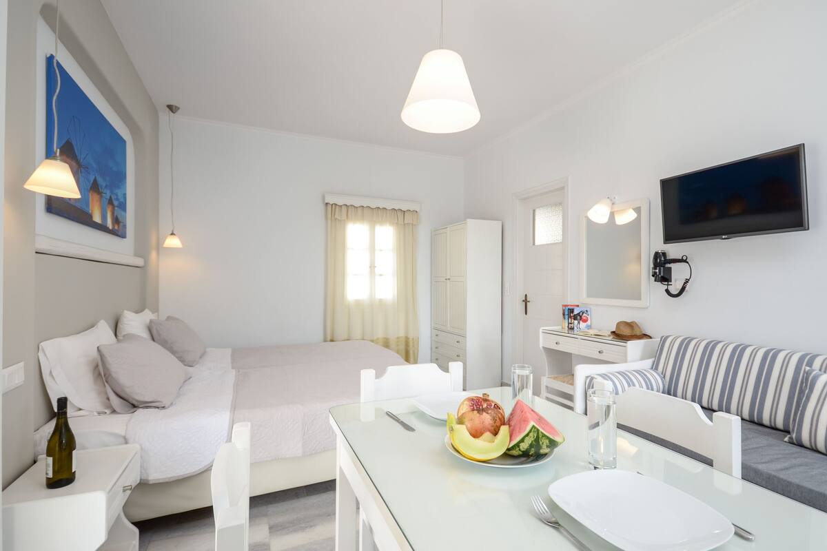 garden view studio | 1 bedroom, pillow-top beds, in-room safe, desk