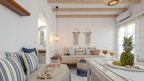 Un dormitorio acogedor con cama, mesita de noche y una barra de desayuno con frutas y bebidas.