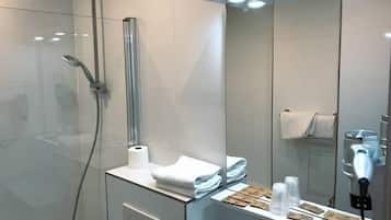 Sèche-cheveux, serviettes fournies