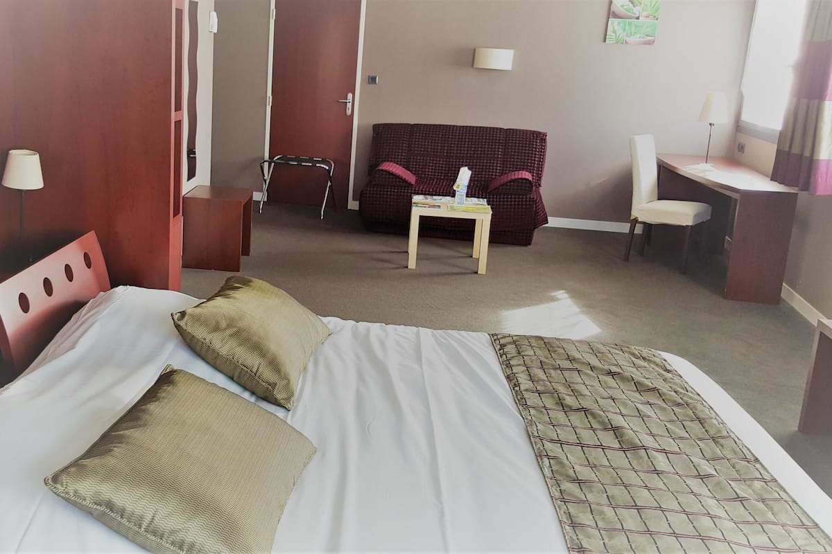 In-room safe, desk, soundproofing, free WiFi