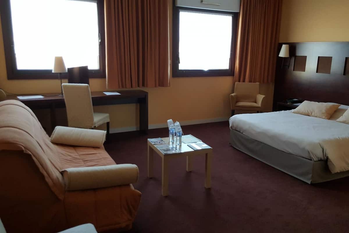 In-room safe, desk, soundproofing, free WiFi