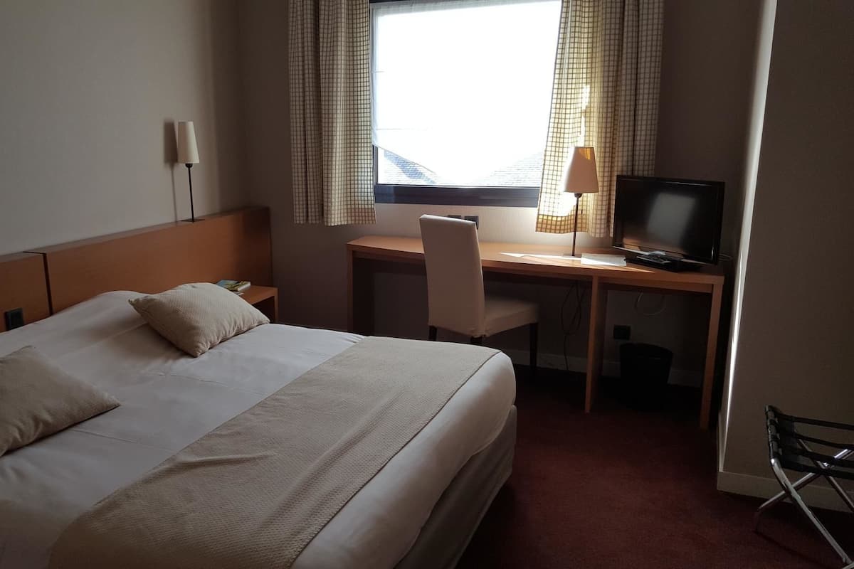 In-room safe, desk, soundproofing, free WiFi