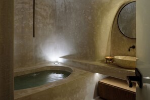 Deluxe Suite, 2 Bedrooms | Bathroom