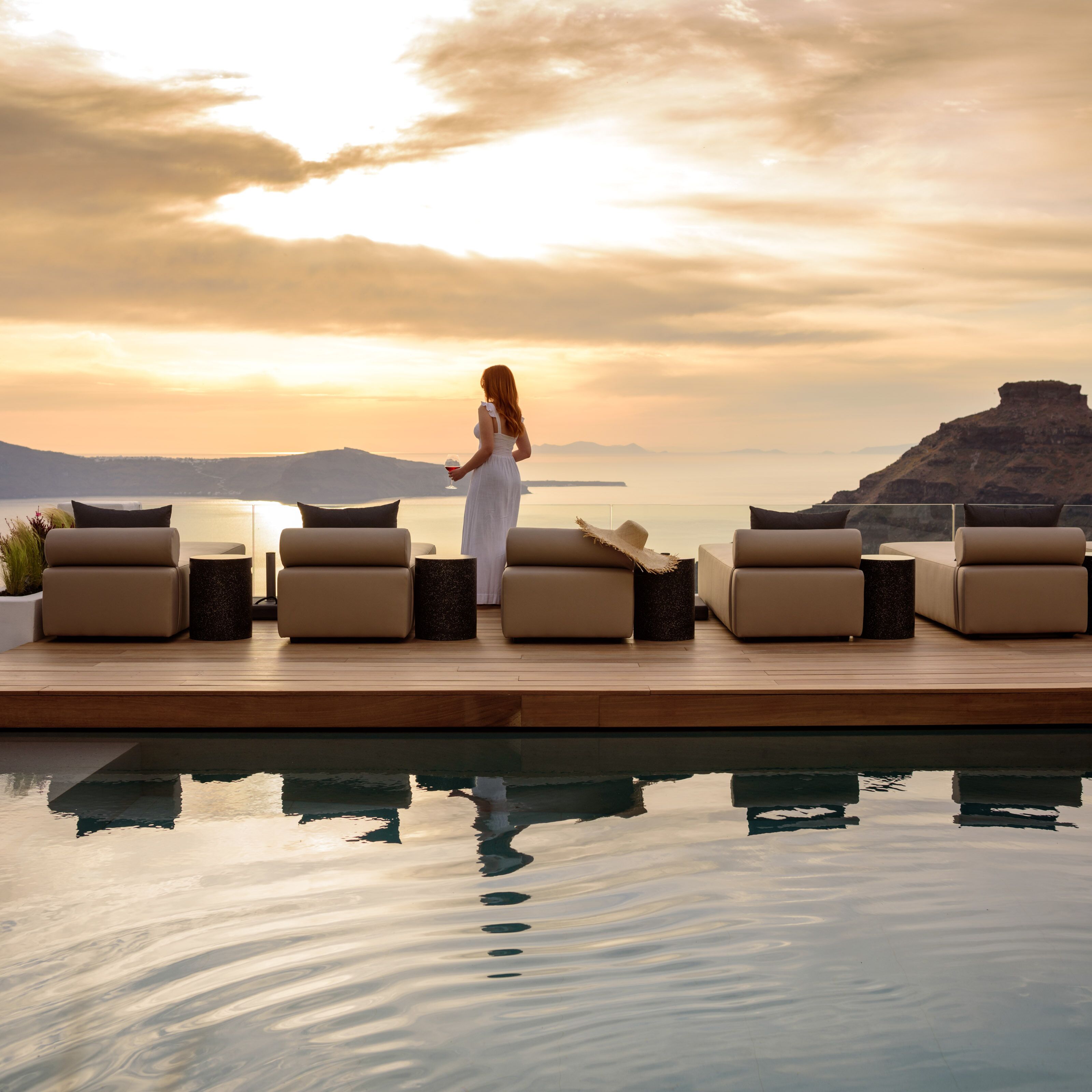 Una piscina al aire libre de temporada, sombrillas, tumbonas