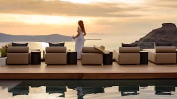 Seasonal outdoor pool, pool umbrellas, sun loungers