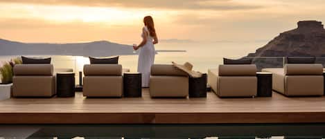 Seasonal outdoor pool, pool umbrellas, sun loungers