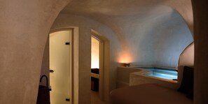 Deluxe Suite, 2 Bedrooms | Private spa tub