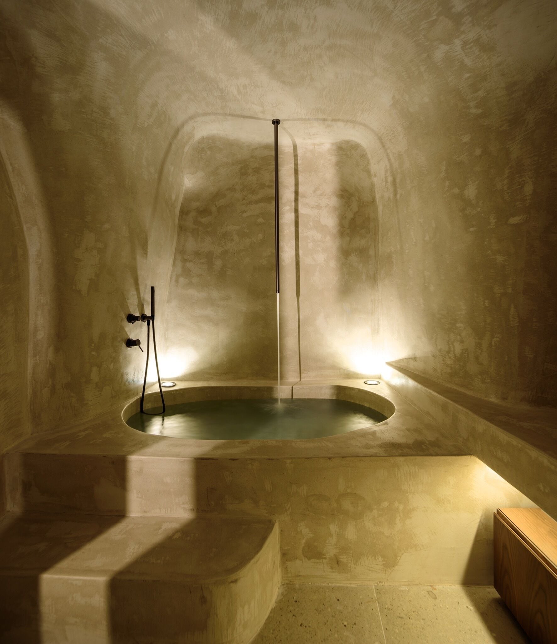 Suíte luxo, 2 quartos | Banheiro | Banheira e chuveiro separados, chuveiro com efeito de chuva