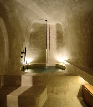 Suite Deluxe, 2 camere da letto | Bagno | Vasca e doccia separate, soffione a pioggia, set di cortesia gratuito