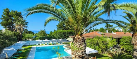 2 piscine all'aperto, ombrelloni da piscina, lettini