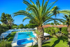 2 outdoor pools, pool umbrellas, pool loungers - Hanioti Village Resort (Kassandra)