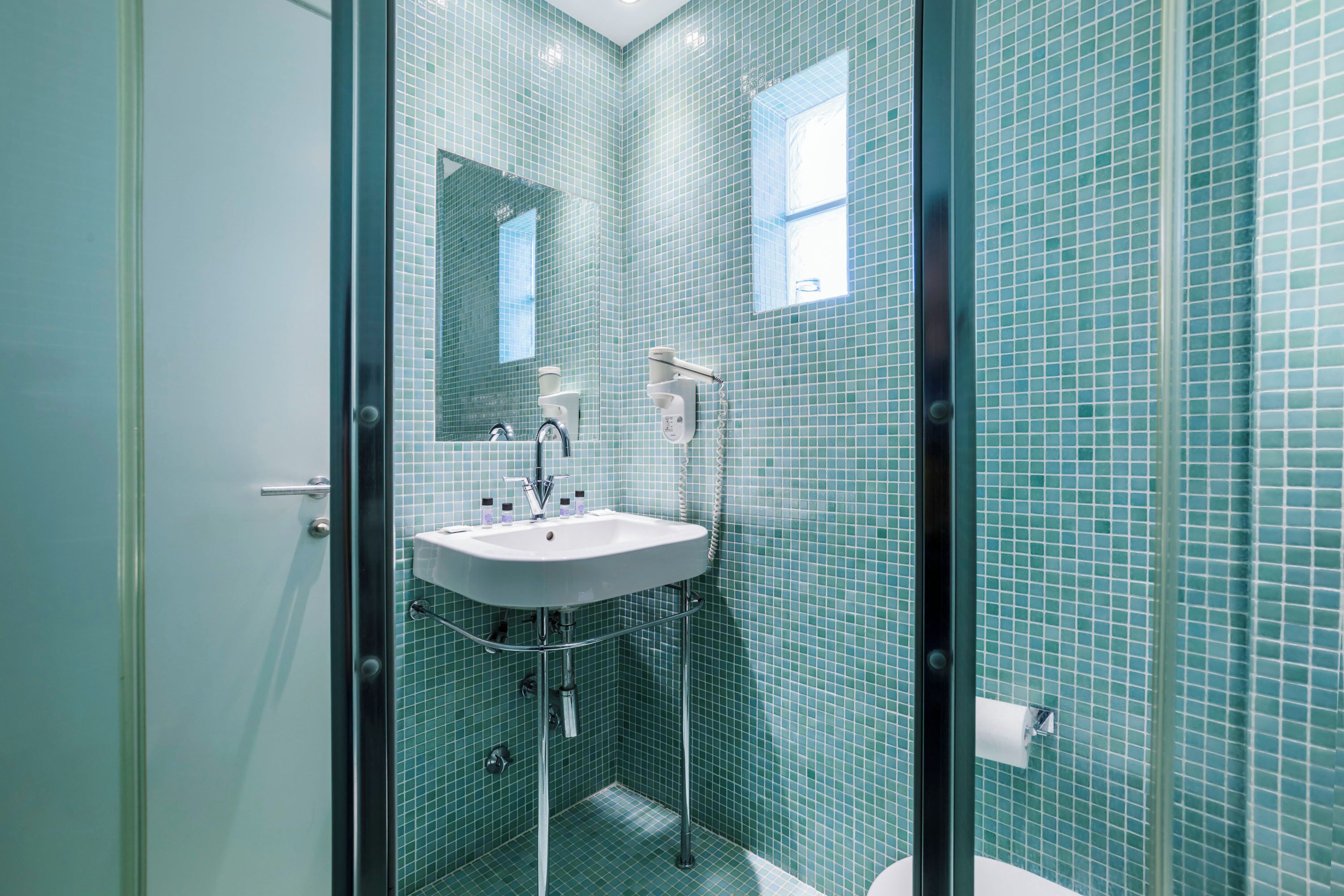 free toiletries, hair dryer