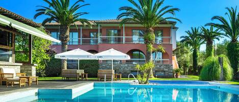2 piscinas al aire libre, sombrillas, sillones reclinables de piscina
