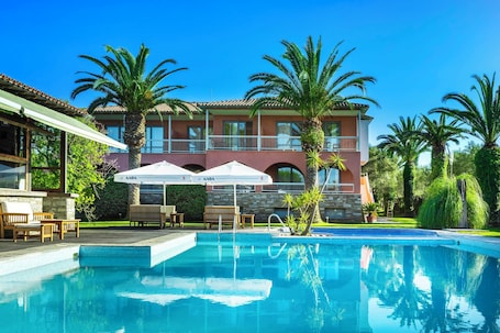 2 outdoor pools, pool umbrellas, pool loungers