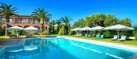 2 piscinas al aire libre, sombrillas, sillones reclinables de piscina