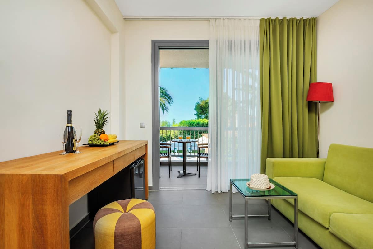 junior suite | 1 bedroom, hypo-allergenic bedding, minibar, blackout curtains