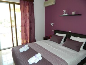 خزنة داخل الغرفة ومكتب وأسرّة أطفال/رضّع (مجانًا) وواي فاي مجانًا