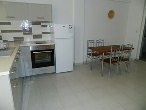 Habitació quàdruple familiar | Cuina privada | Frigorífic, placa de cuina, cafetera i tetera i bullidora elèctrica 