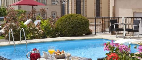 Piscine extérieure (ouverte en saison), parasols de plage