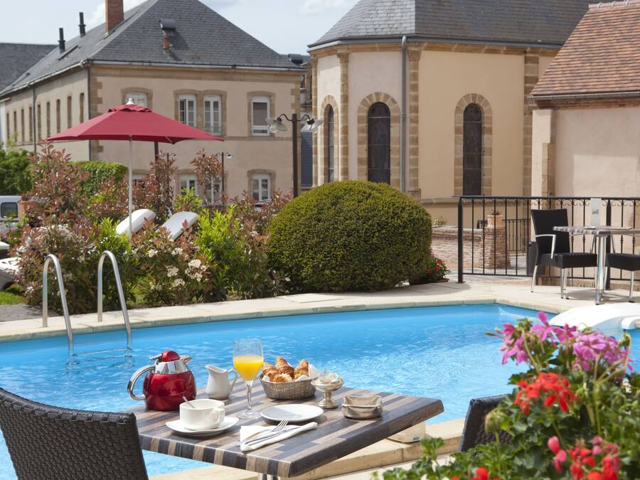 Piscine extérieure (ouverte en saison), parasols de plage