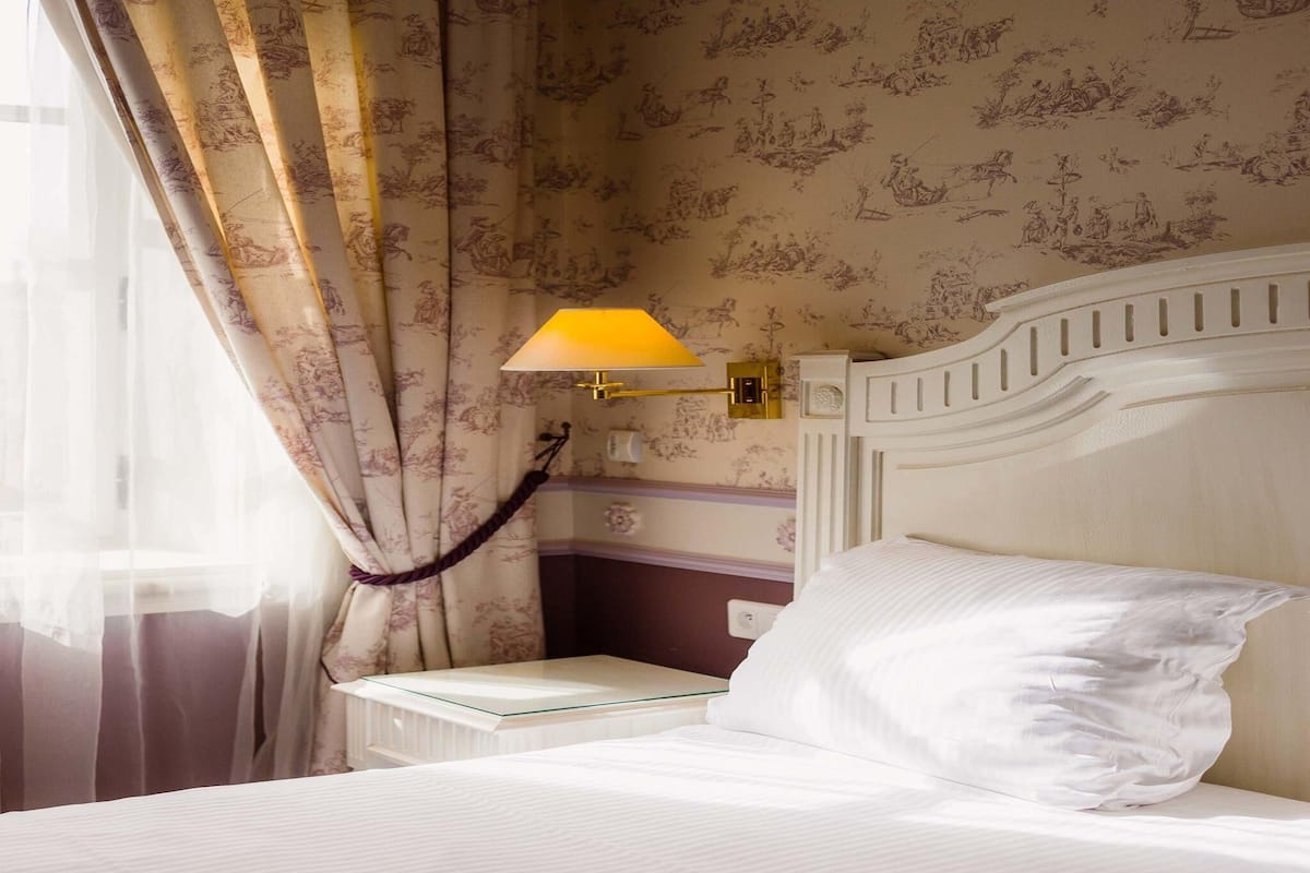 Standard Twin Room, 1 Double or 2 Twin Beds | Minibar, in-room safe, individually decorated, individually furnished
