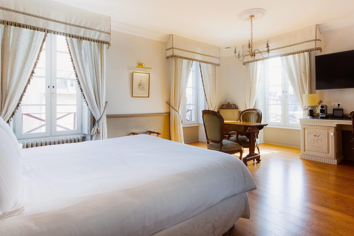 minibar, in-room safe, individually decorated, individually furnished