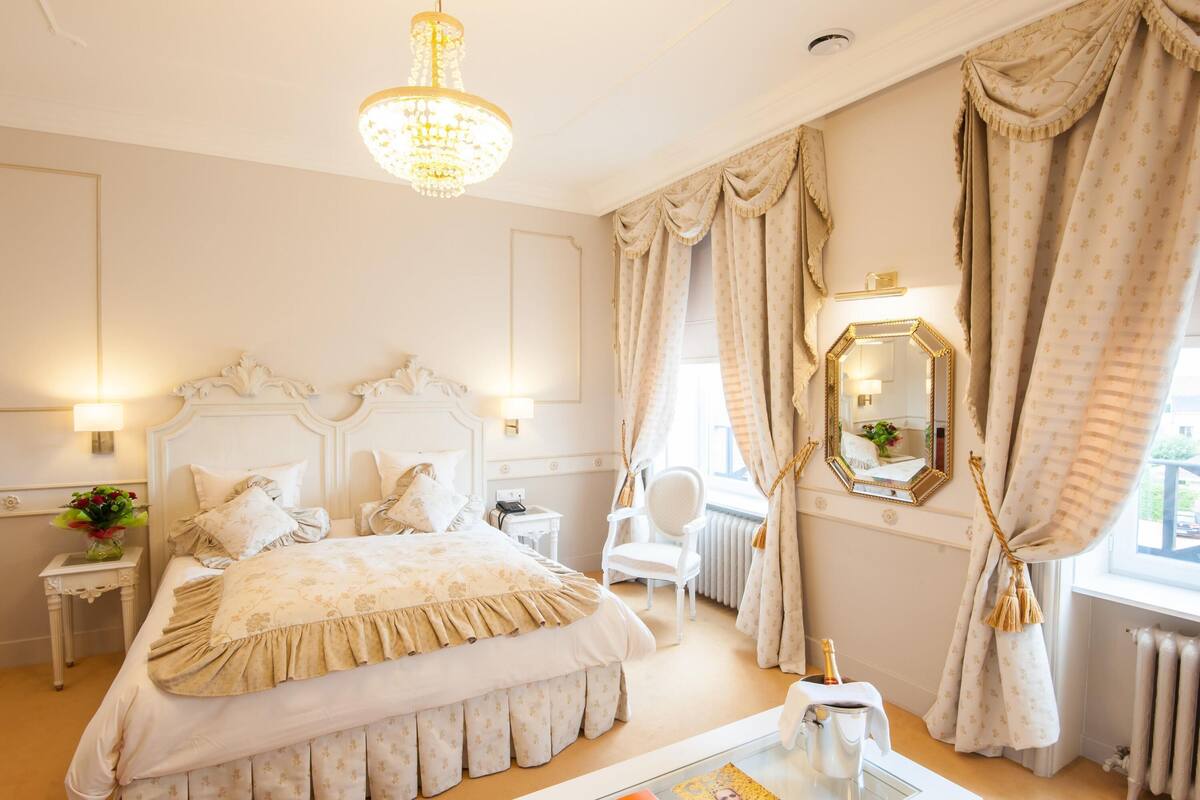 minibar, in-room safe, individually decorated, individually furnished