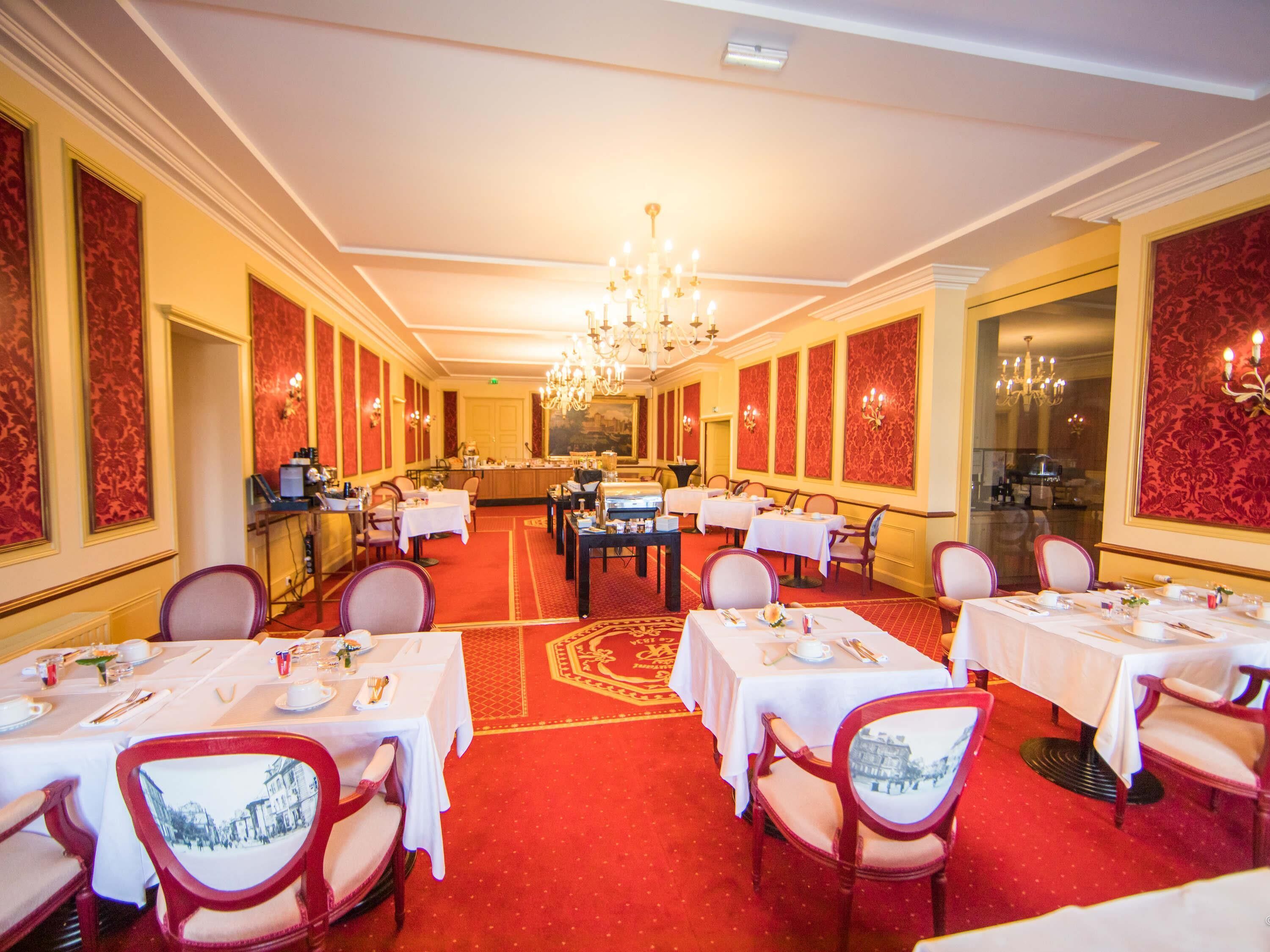 Bữa sáng buffet hàng ngày (18 EUR/mỗi người) 