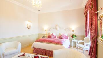 Minibar, caja de seguridad en la habitación y decoración personalizada