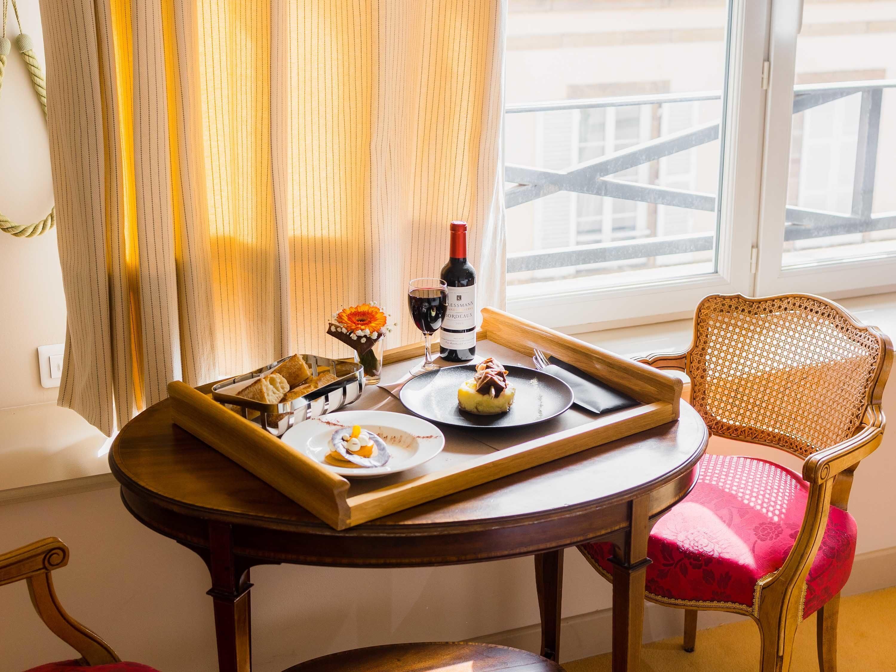 Minibar, coffres-forts dans les chambres, décoration personnalisée