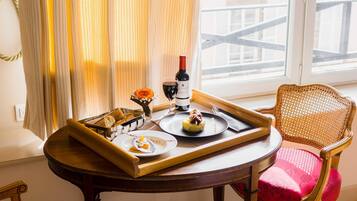 Minibar, in-room safe, individually decorated, individually furnished