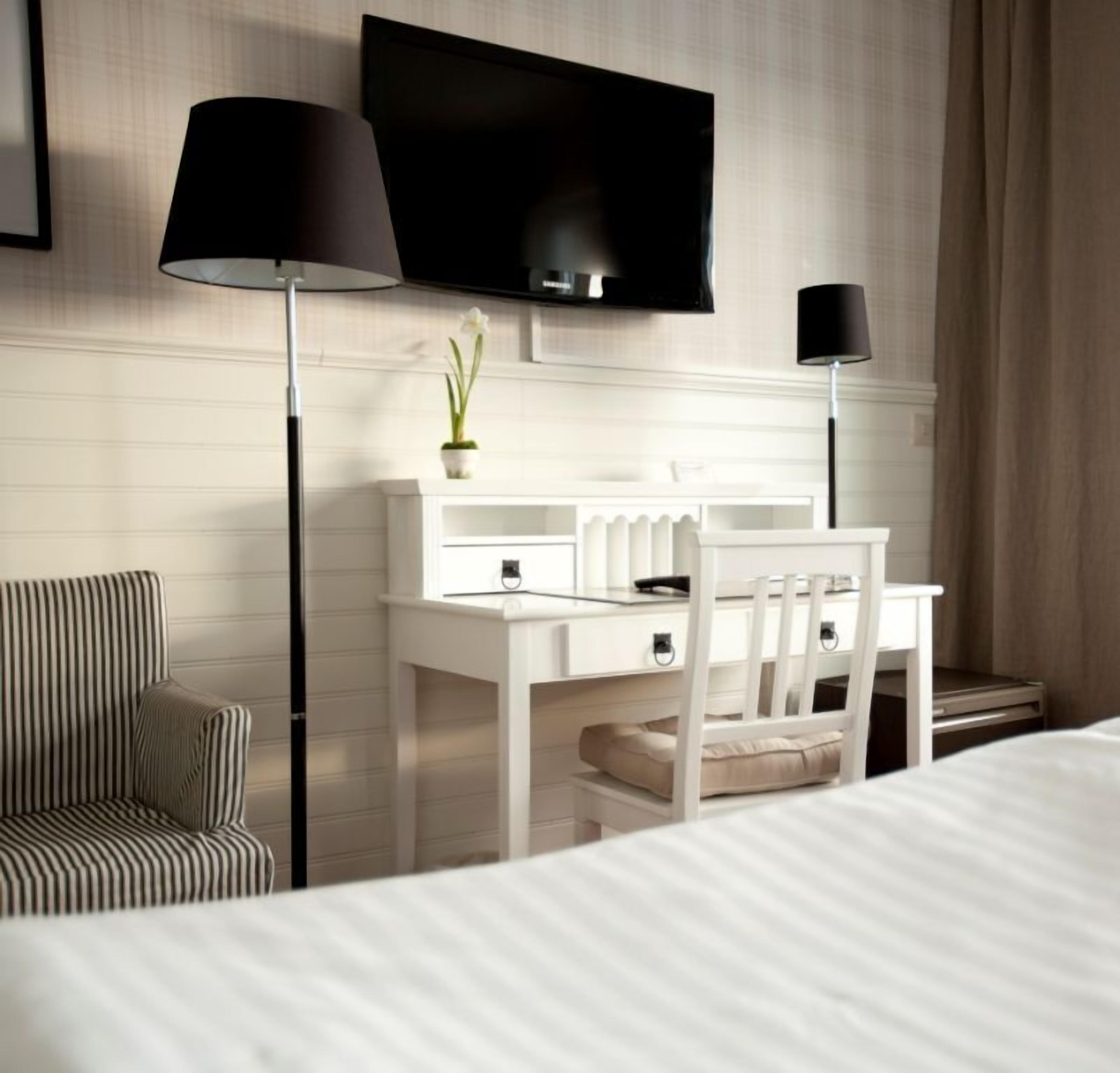 1 sovrum, allergitestade sängkläder, minibar och skrivbord