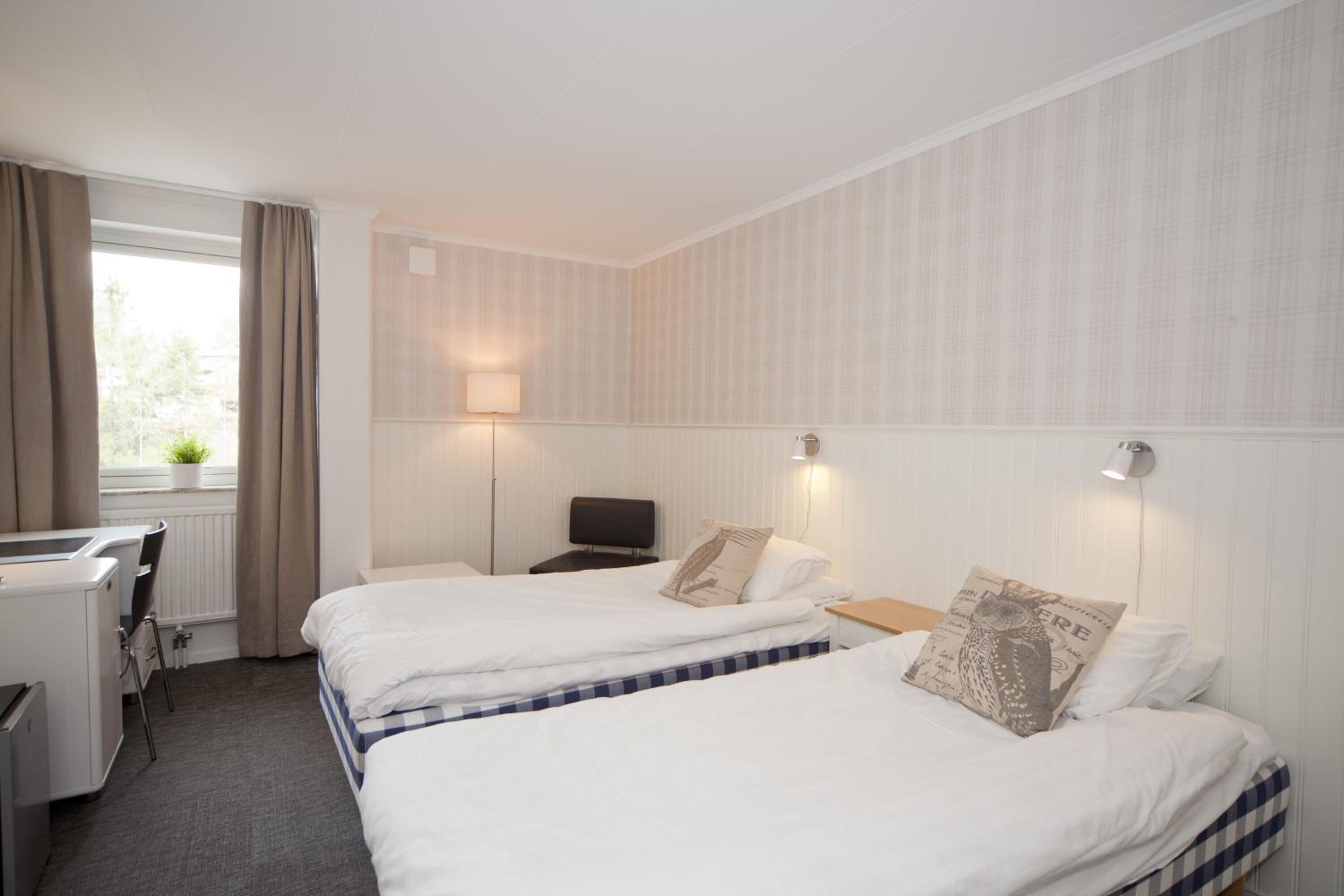 1 bedroom, hypo-allergenic bedding, minibar, desk