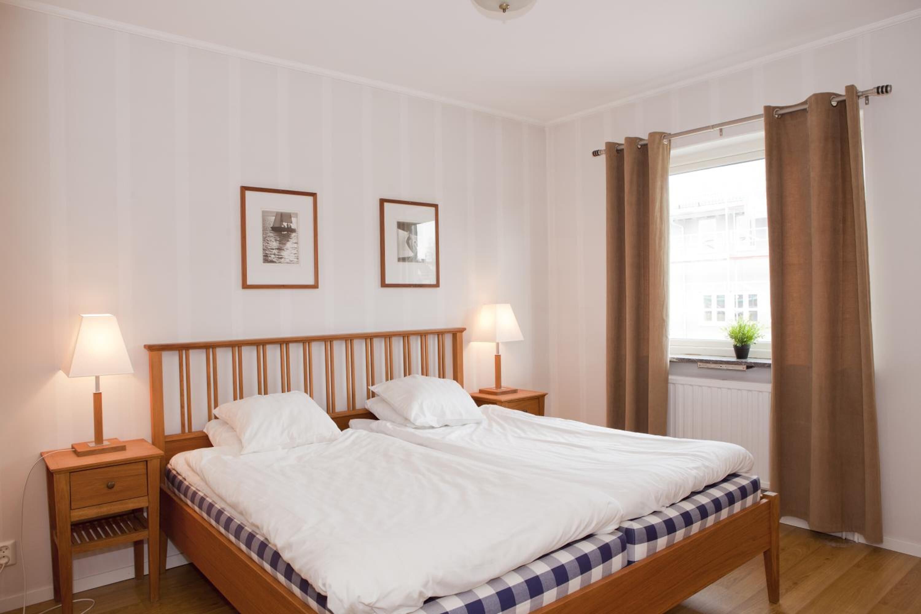 1 sovrum, allergitestade sängkläder, minibar och skrivbord