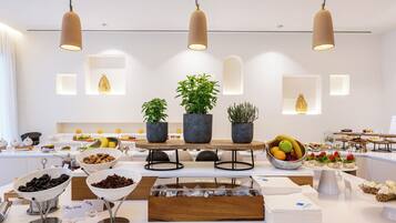 Desayuno buffet los fines de semana (EUR 24 por persona)