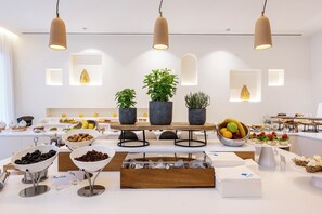 Desayuno buffet los fines de semana (EUR 24 por persona)